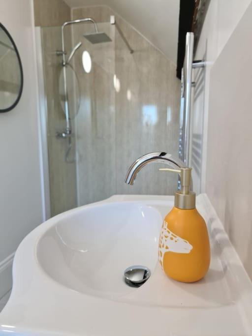 Stylish Georgian Apartment In An Ideal Location นอร์ทวัลชัม ภายนอก รูปภาพ